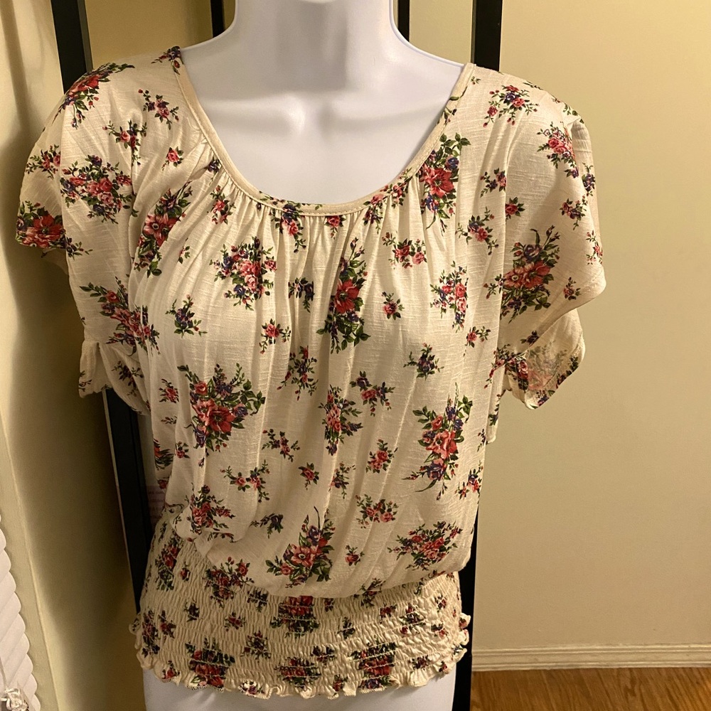 Floral short sleeve shirt that is cinched all the way down at the waste.